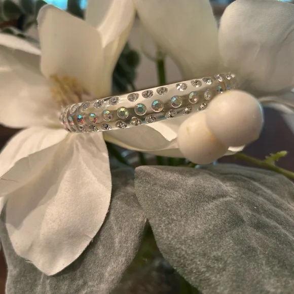 Vintage Lucite Bangle Bracelet - Picture 12 of 13